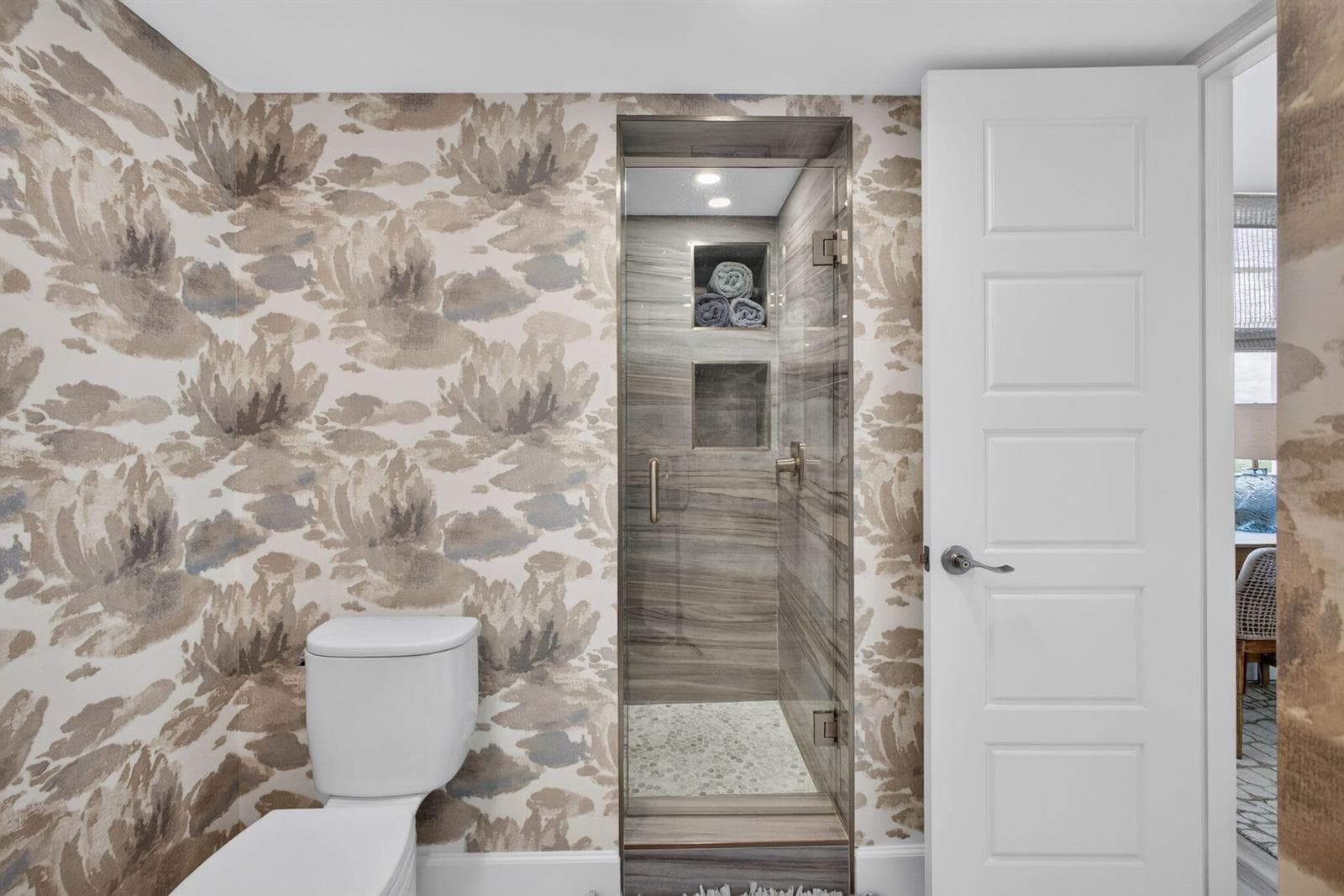 Guest Bath 49-web-or-mls-5D1A1648