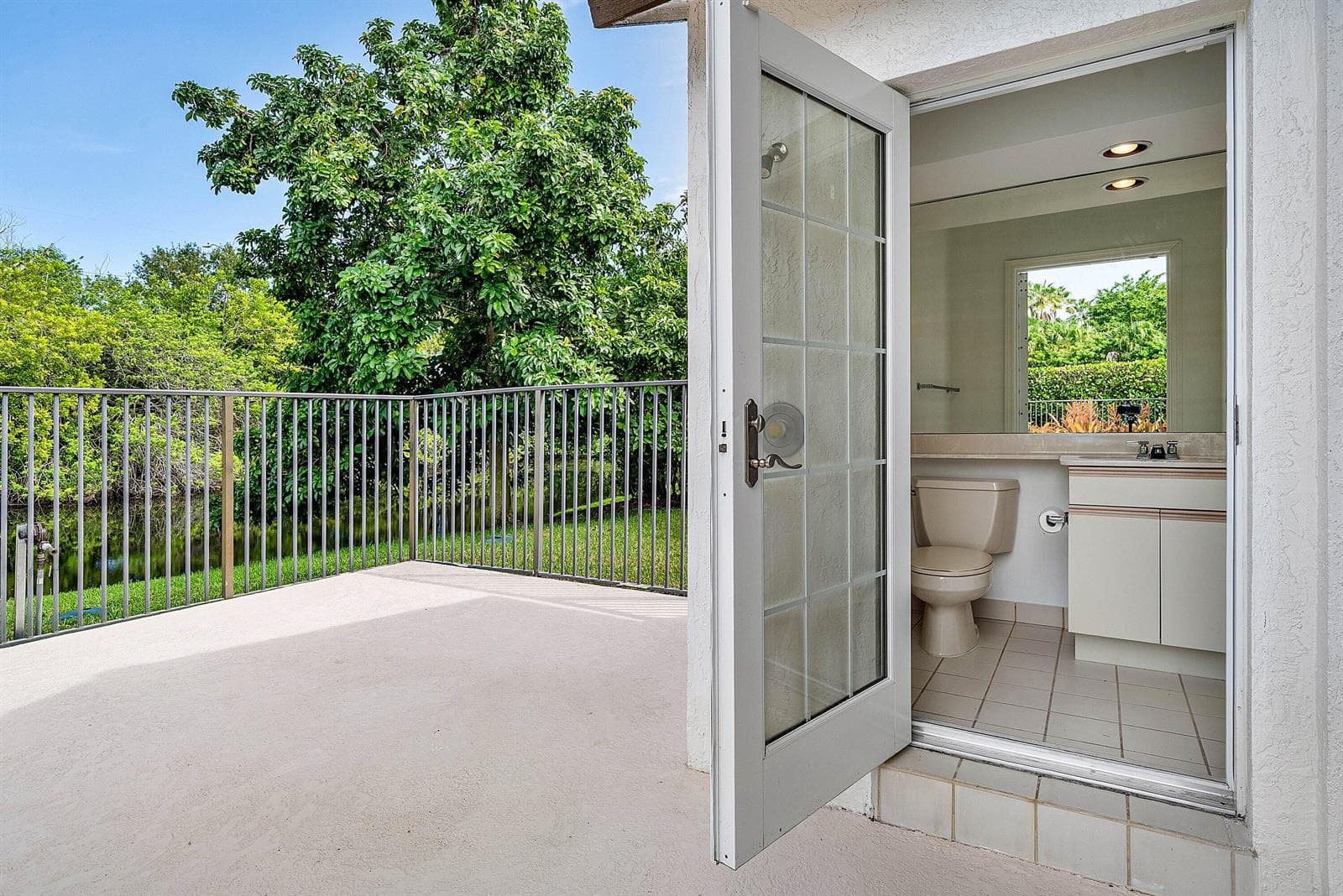OUTDR CABANA BATH AND SHOWER