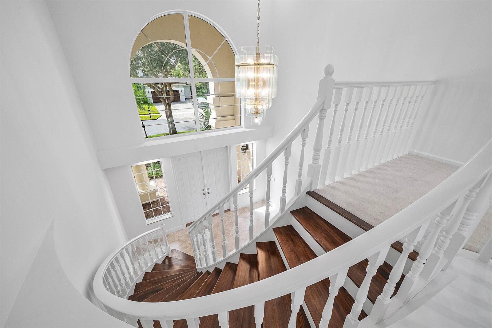 INCREDIBLE CEILING HEIGHT