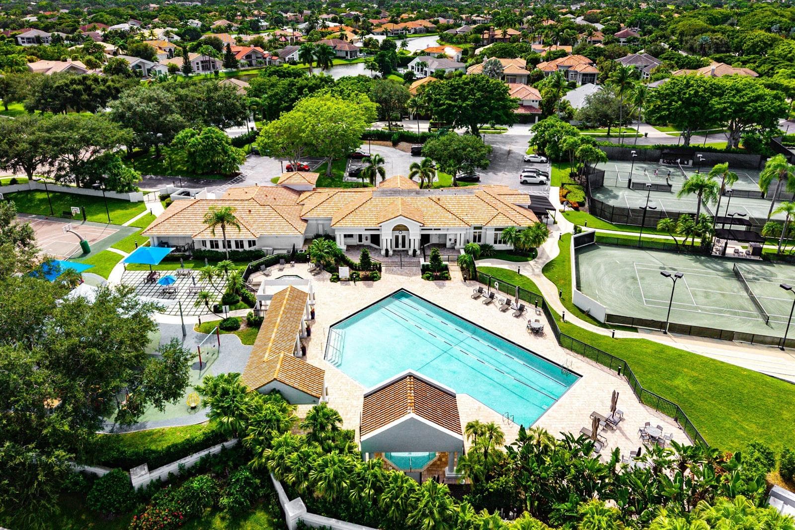 CLUBHSE W/TONS OF AMENITIES