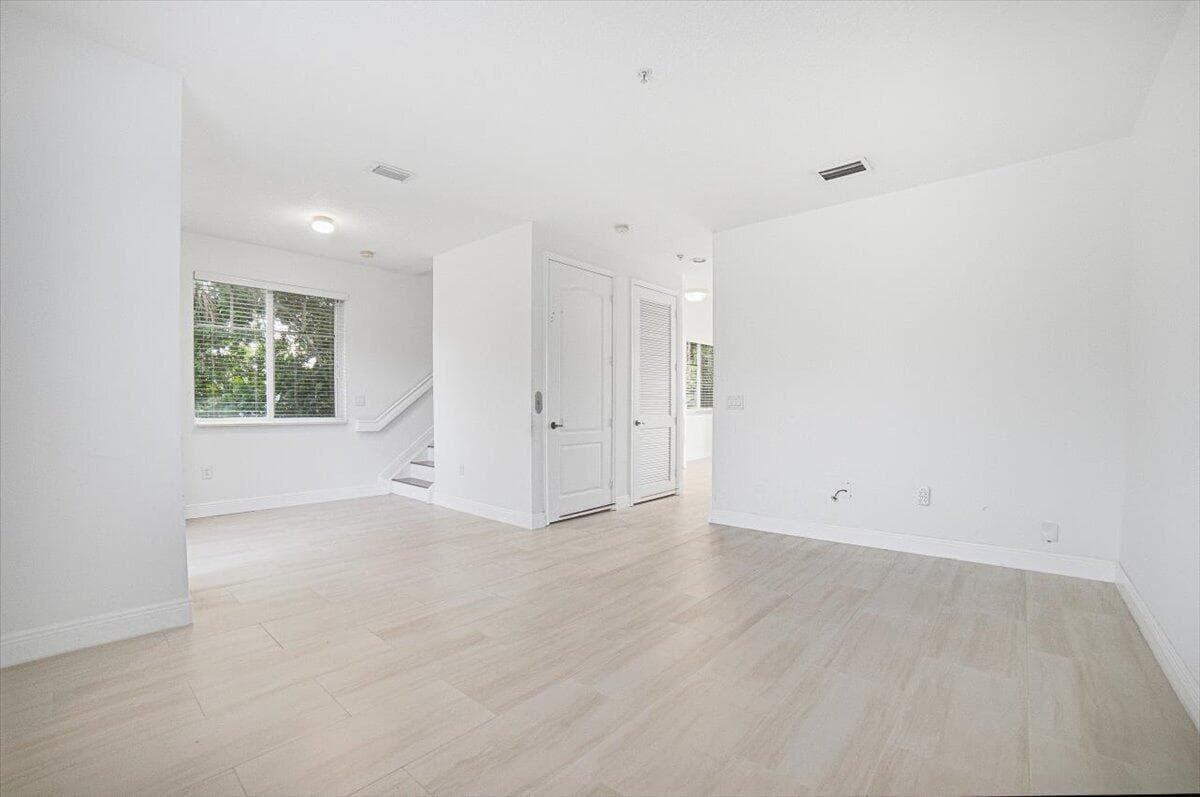 29-Livingroom-B
