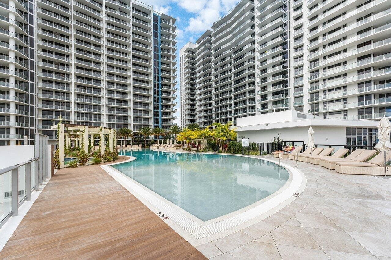 048-220LakeShoreDrive-702-LakePark-FL-33
