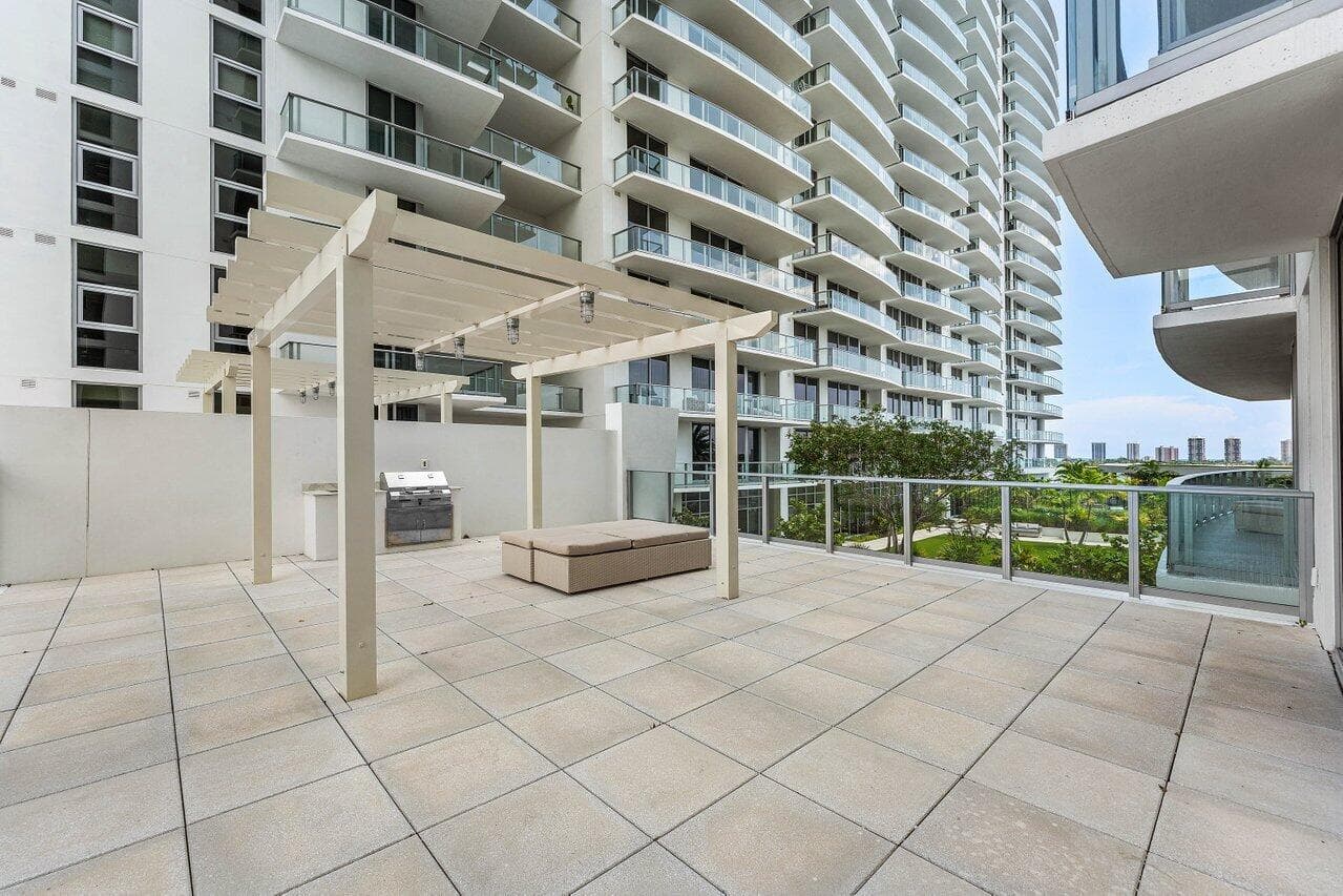 028-220LakeShoreDrive-702-LakePark-FL-33