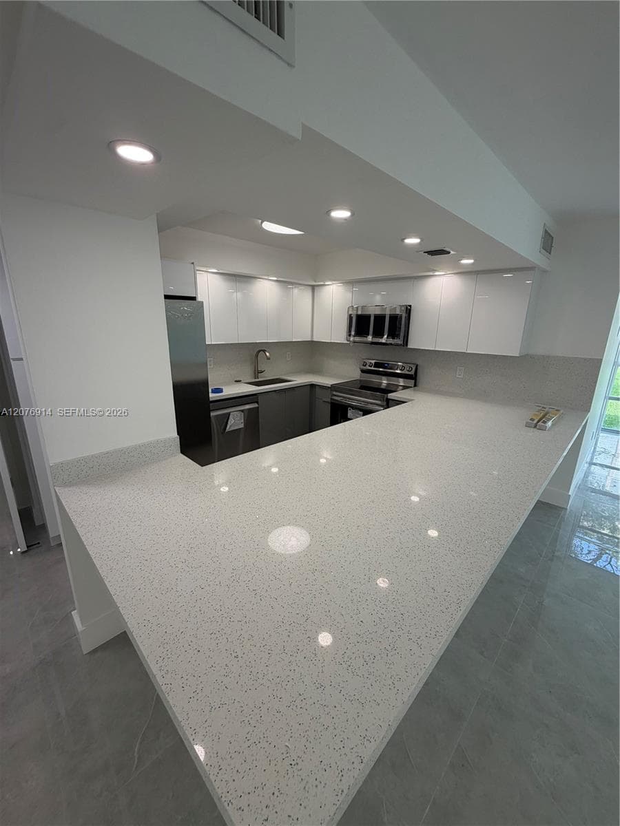 DESOTO PARK CONDO · #103 in Hallandale Beach - Photo 2