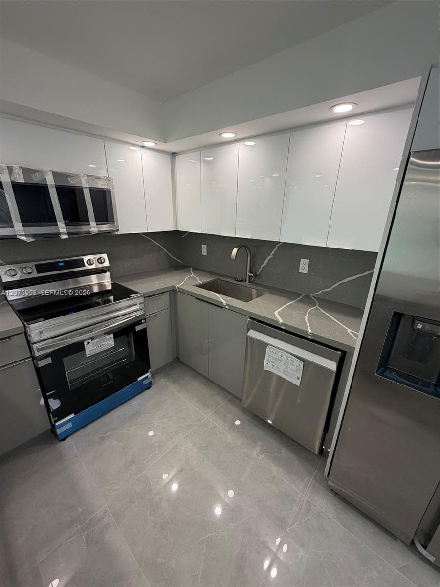 DESOTO PARK CONDO · #102 in Hallandale Beach - Photo 2