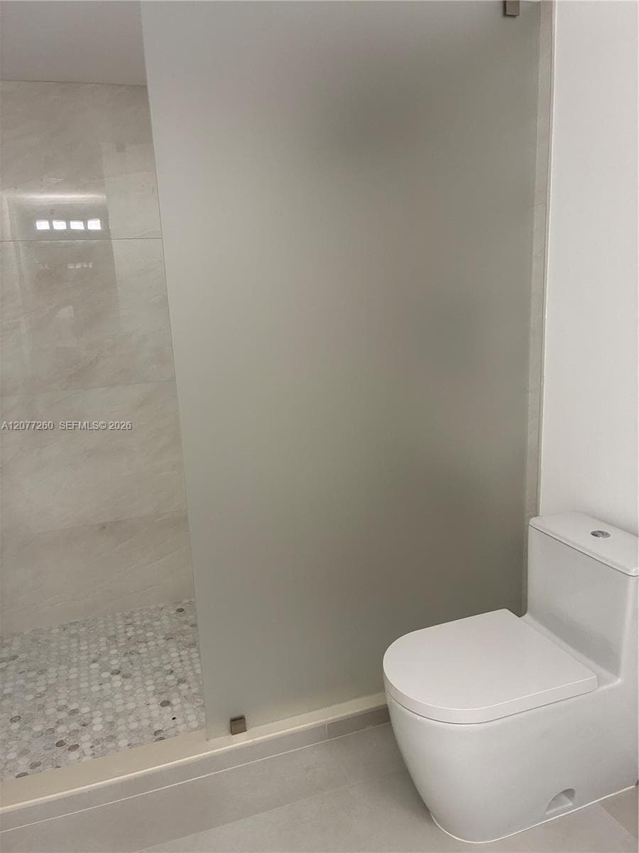 NEW! NEW! NEW and featuring contemprary fixtures.