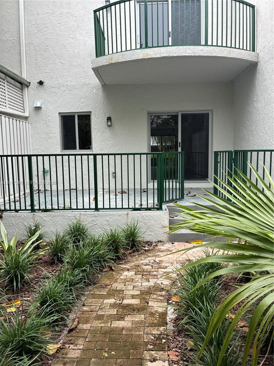 Lovely fenced private patio area. Enjoy your morning coffee or fave beverage at sunrise or sunset. Take a brisk walk to the beach to jumpstart the day. Only a short walk to beach access.