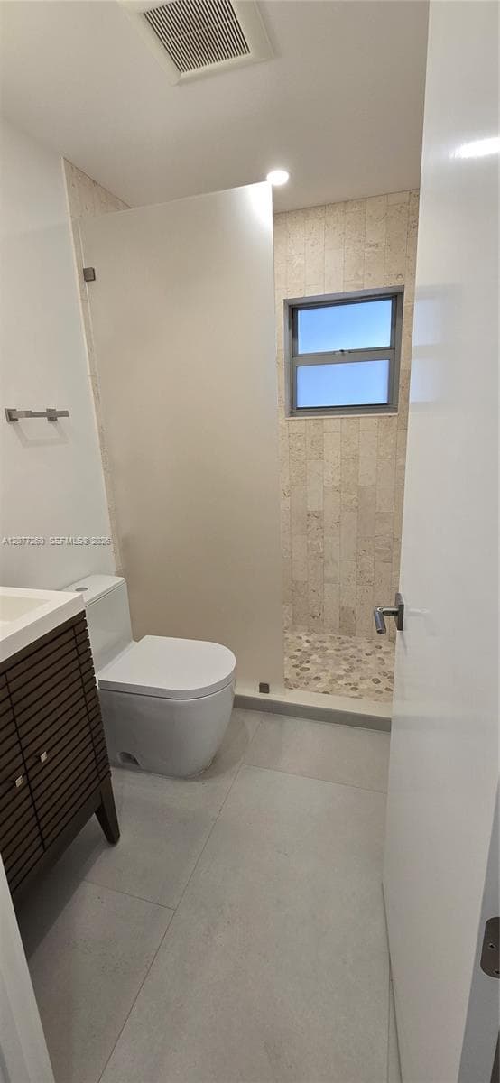 First floor. Full bathroom. Ideal for your guests' use & very convenient.