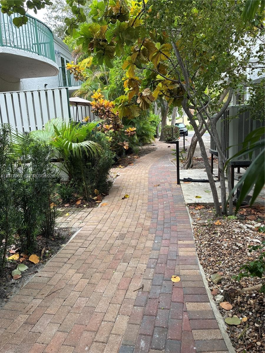 Stroll from your townhouse to the pool, tennis court and lush grassy area dedicated to Cape Florida Club. Easy access to the beach also.