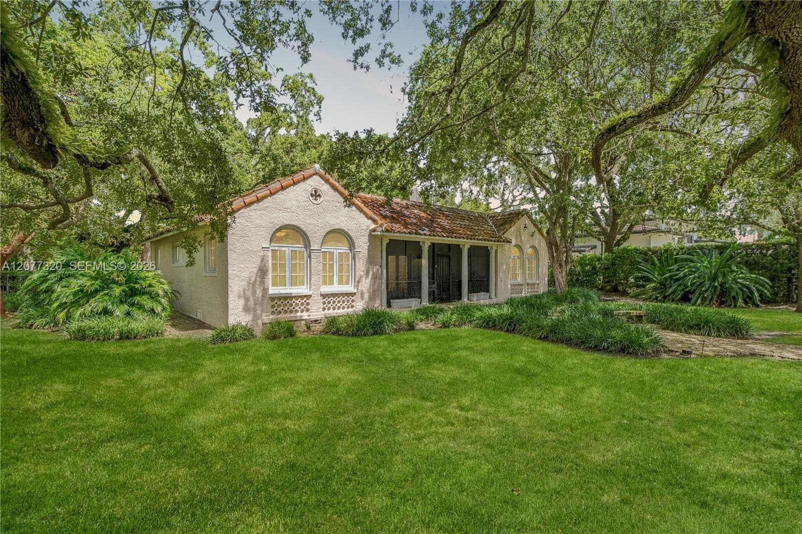 665 N Greenway Dr photo 2