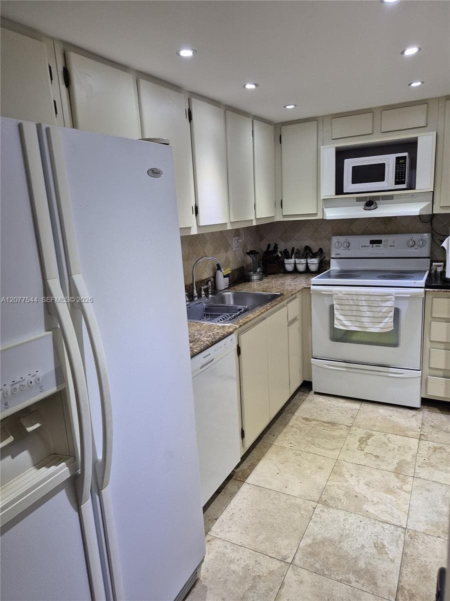 WINSTON TOWERS 700 CONDO · #903 in Sunny Isles Beach - Photo 13