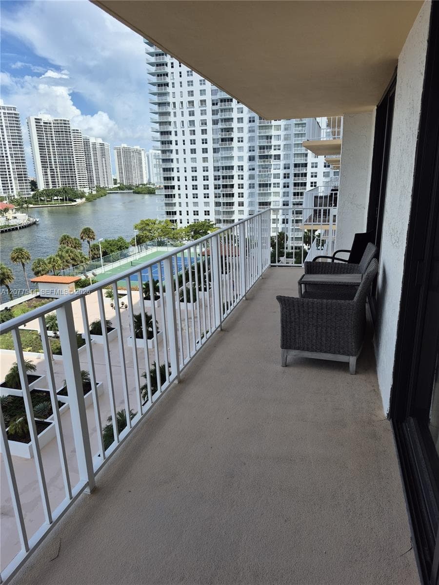 WINSTON TOWERS 700 CONDO · #903 in Sunny Isles Beach - Photo 3
