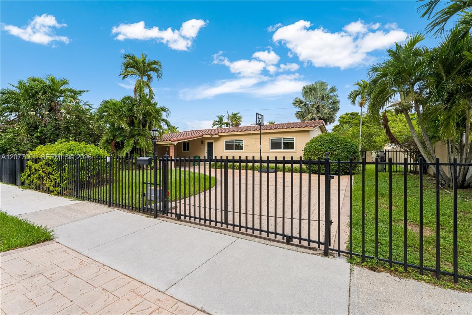 1435 SW 78th Ct photo 2