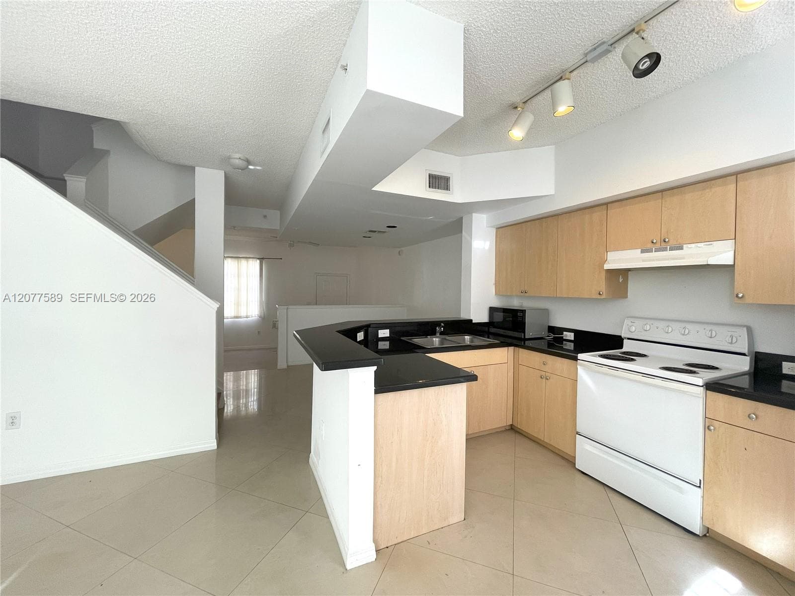 2831 NE 185th St #603 photo 5