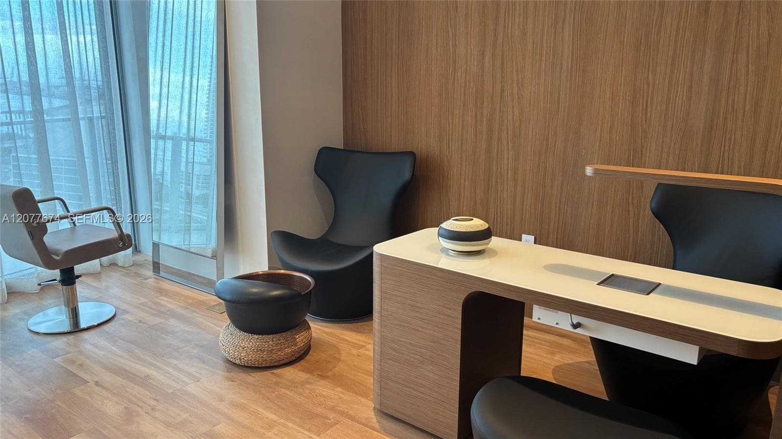 Beauty Salon – Styling & Manicure Station