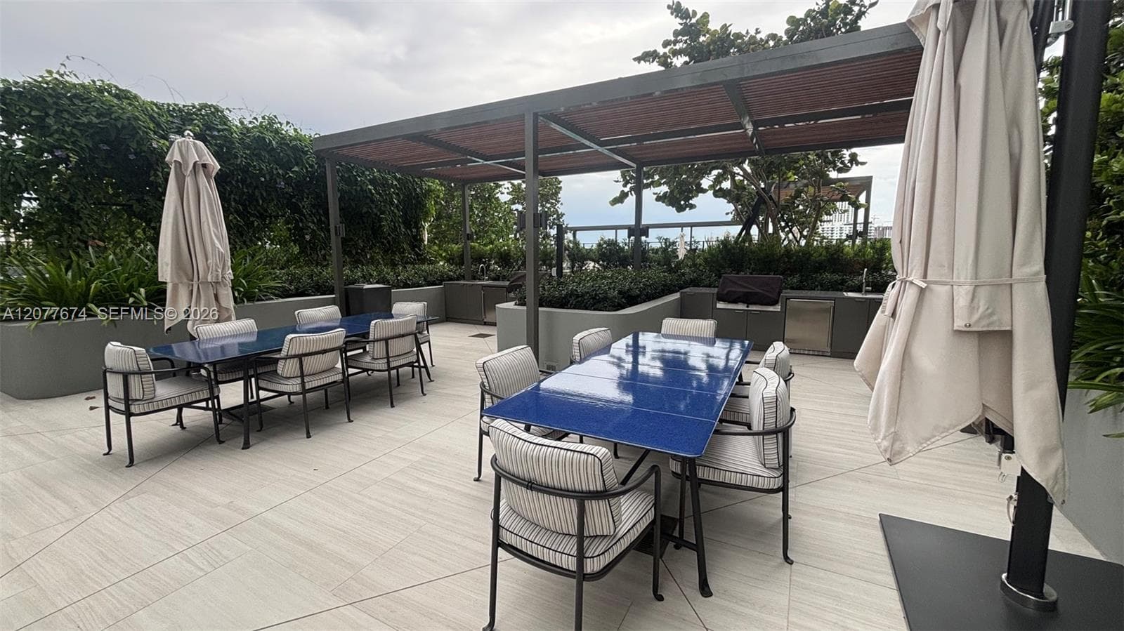 Outdoor Dining & Built-In Grills