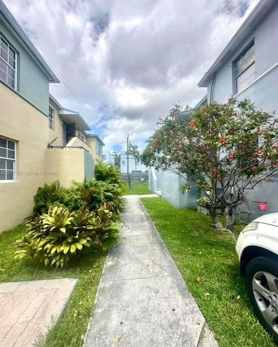SILVER BLUFF EST SEC C · #1 in Miami - Photo 10