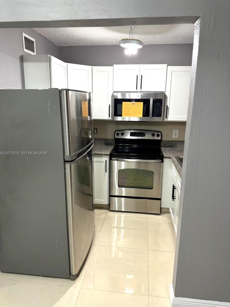 LAS VILLAS SEGOVIA CONDO · #25 in Hialeah - Photo 4