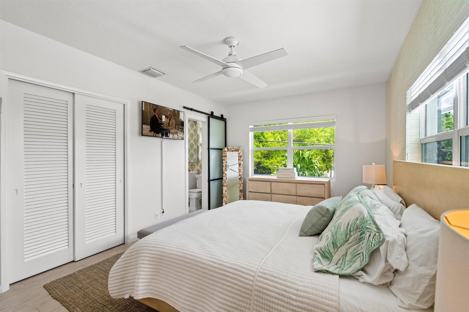 BEDROOM_1_LOOKING_OUT_DT