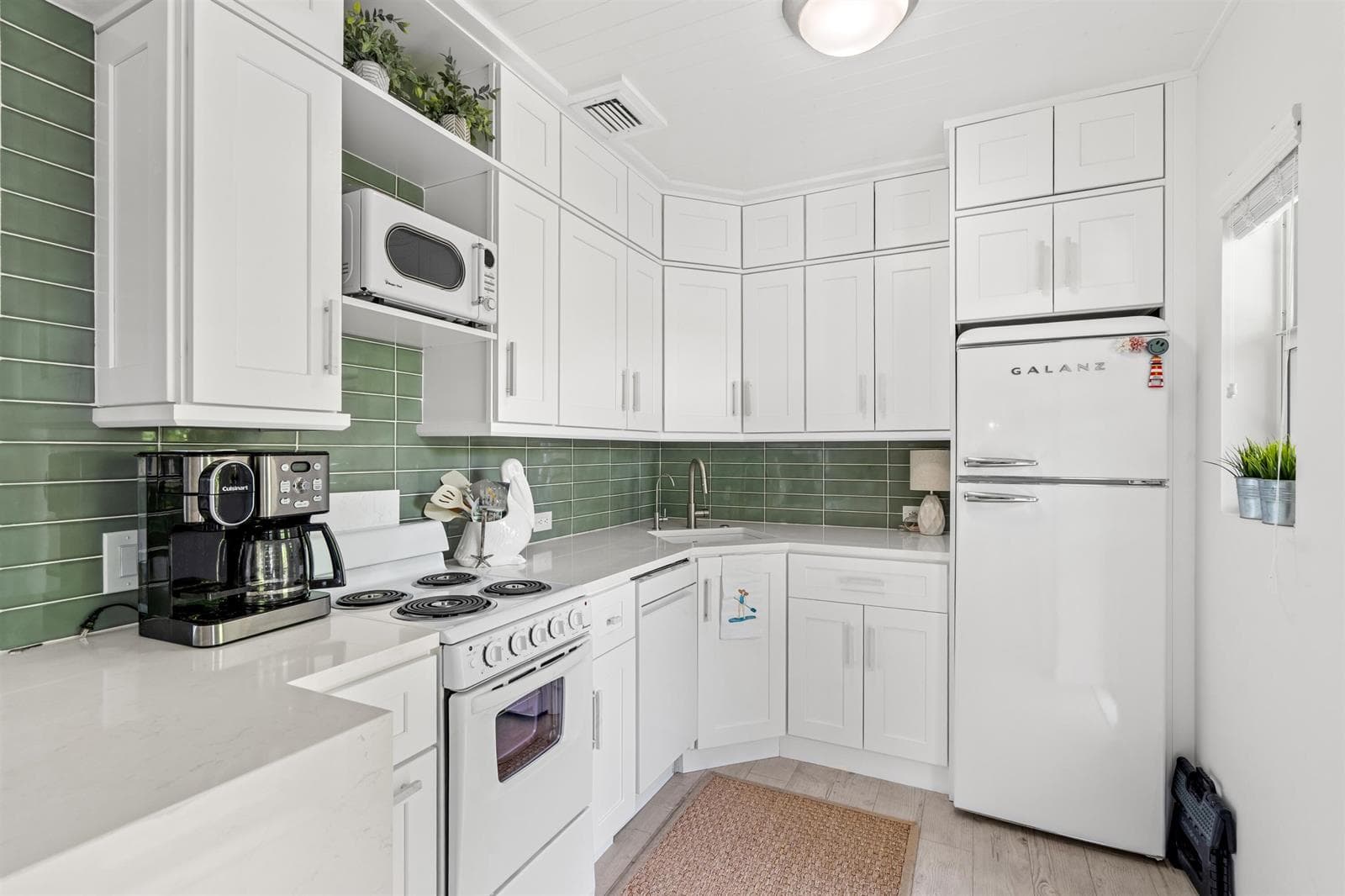 KITCHEN_LOOKING_IN_DT