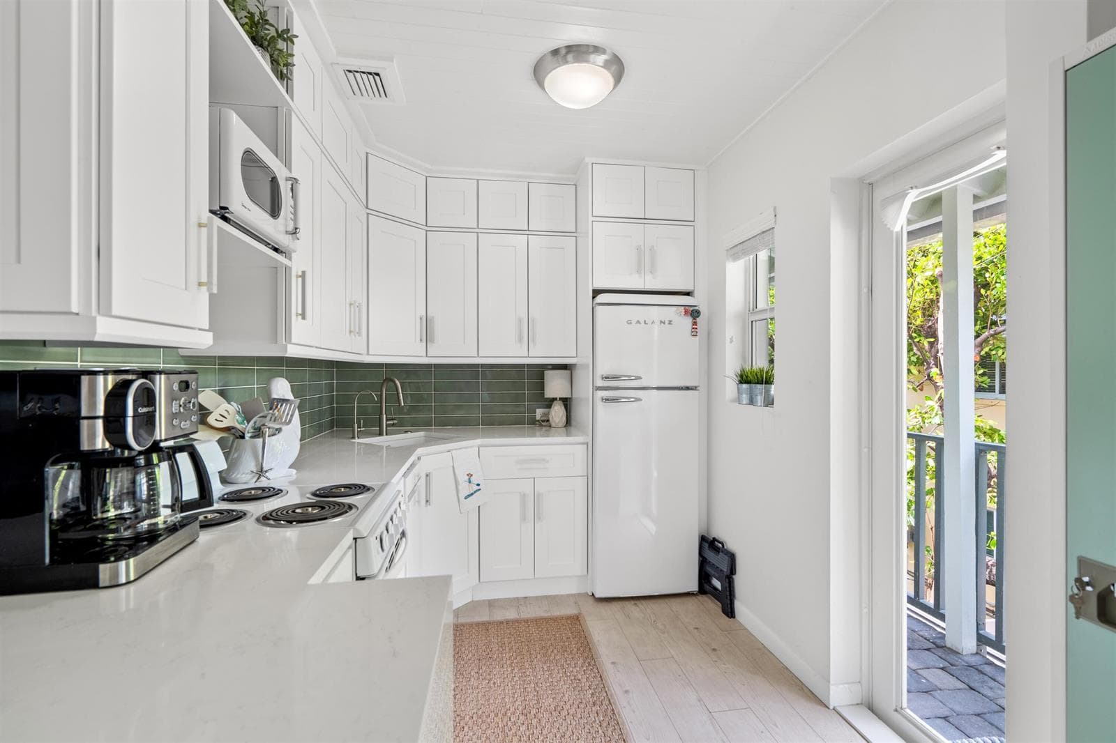 KITCHEN_LOOKING_OUT_DT