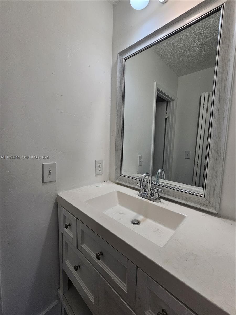 LAGO GRANDE CONDO THREE B · #58-24 in Hialeah - Photo 2