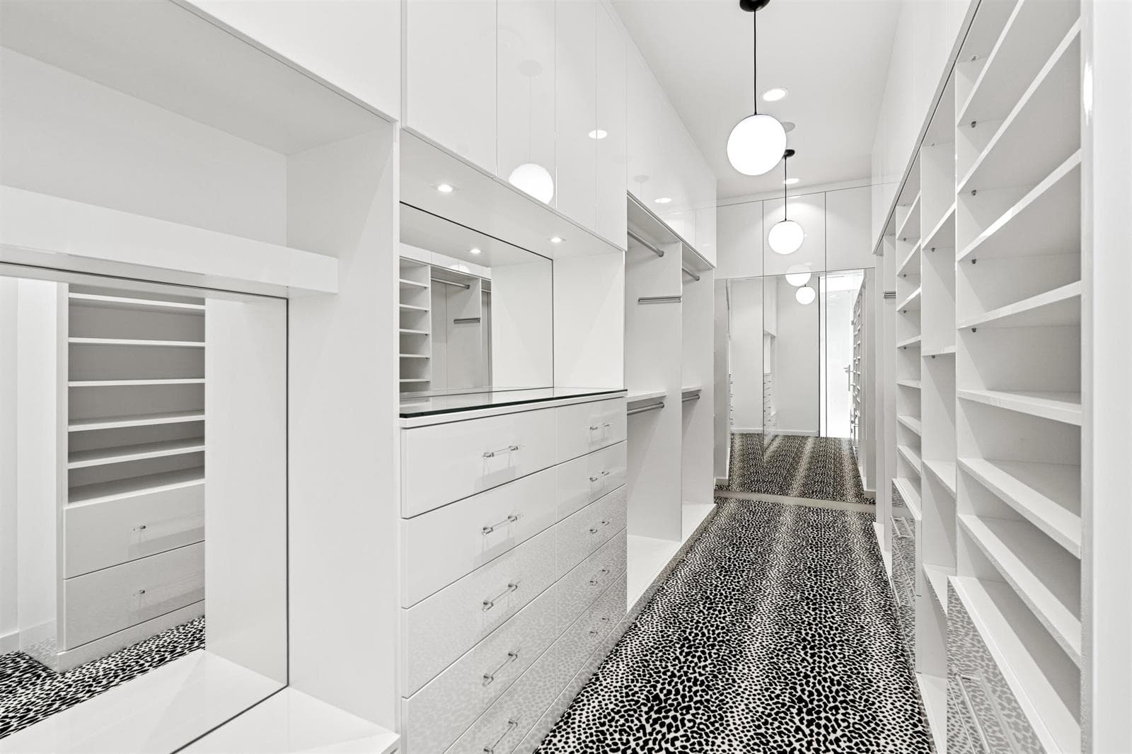 PRIMARY_CLOSET