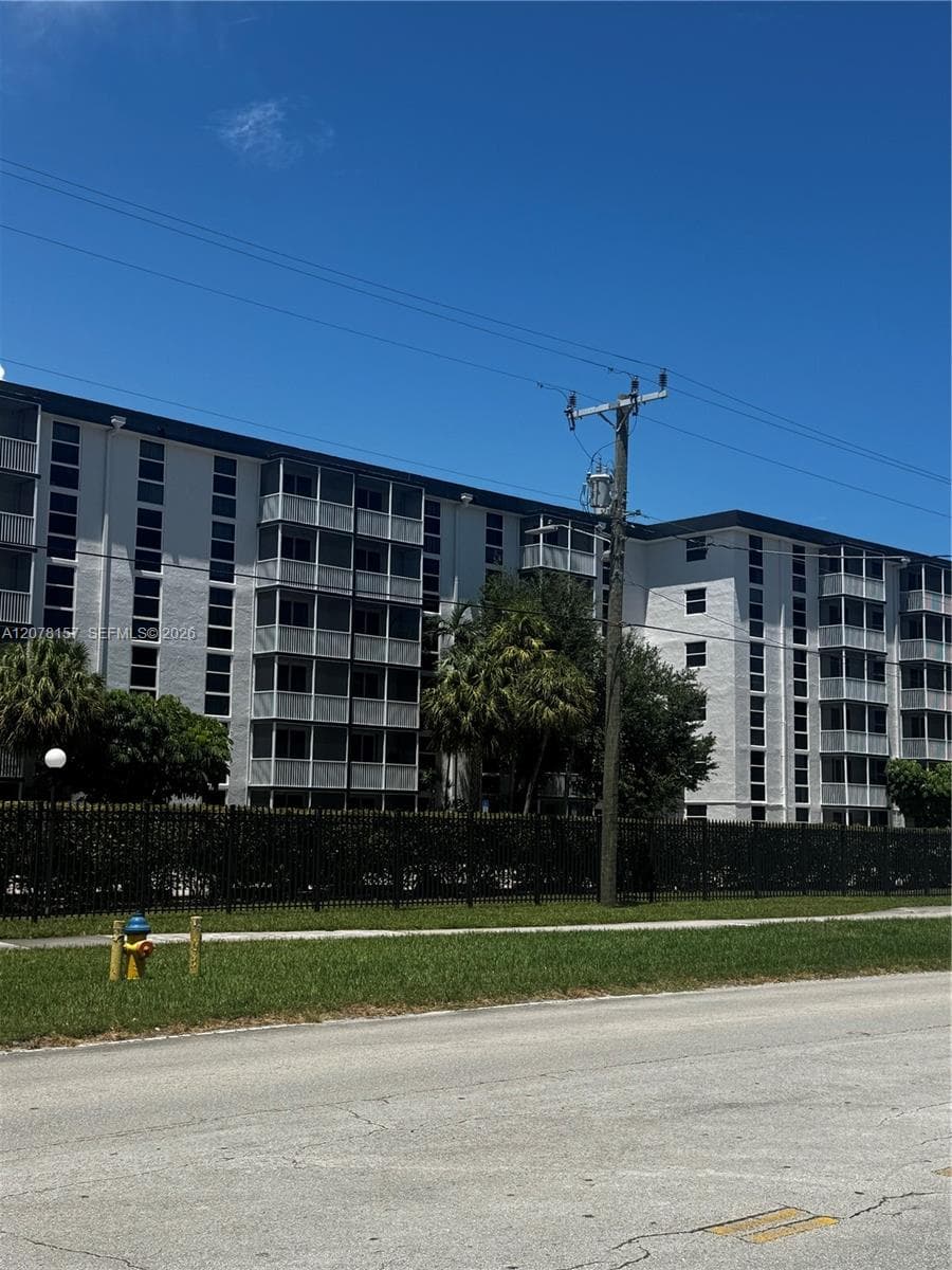 WOODSIDE APTS CONDO · #B402 in North Miami Beach - Photo 2