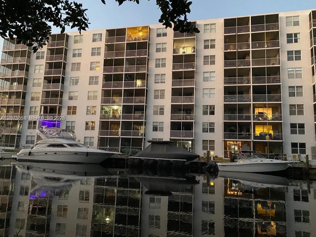 WHITE HOUSE · #705 in North Miami Beach - Photo 2