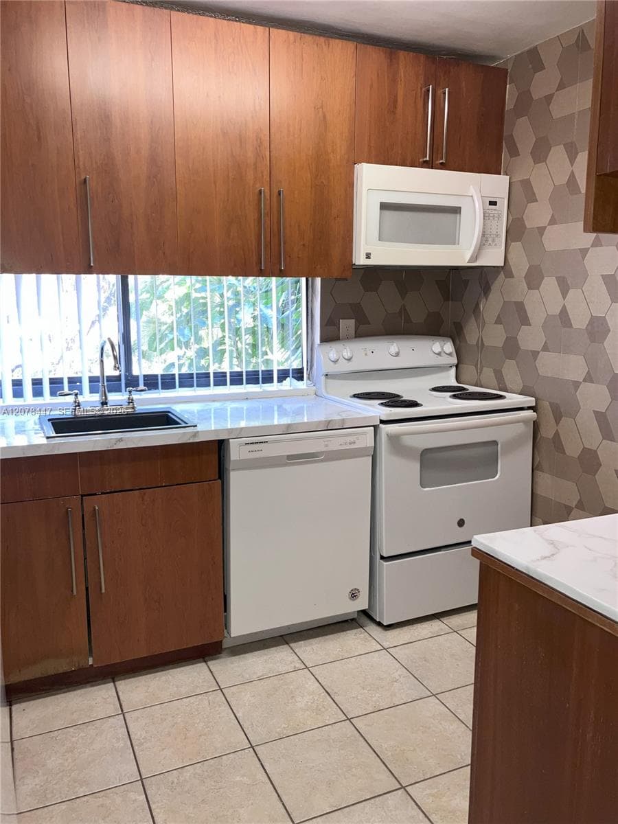 PLAZA OF AMERICAS · #205 in Sunny Isles Beach - Photo 4