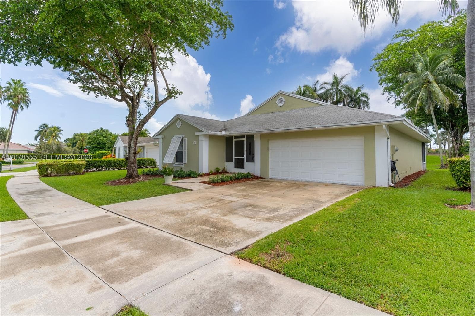 527 SE 27th Dr photo 2