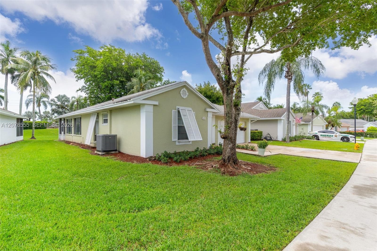 527 SE 27th Dr photo 3
