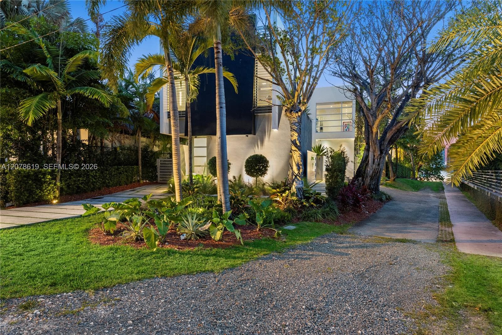 440 S Hibiscus Dr photo 3