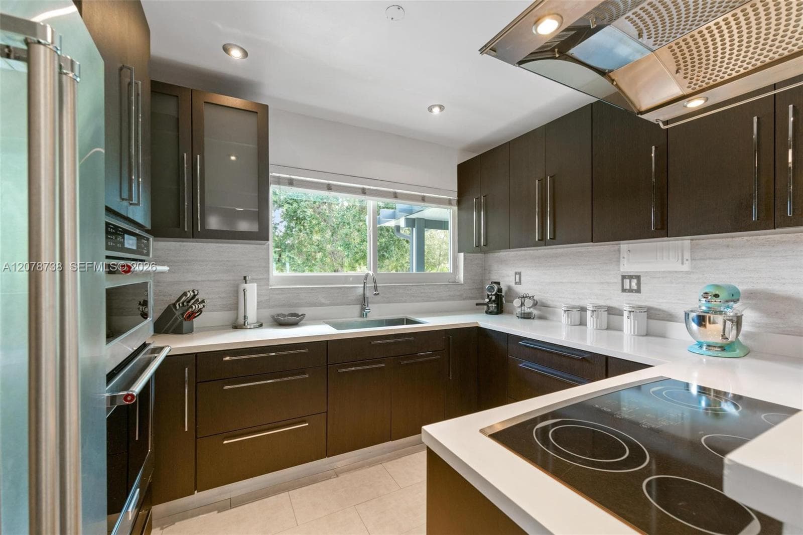 One that brings everyone together, whether it’s morning coffee, a quick weekday meal, or dinner that lasts for hours.
