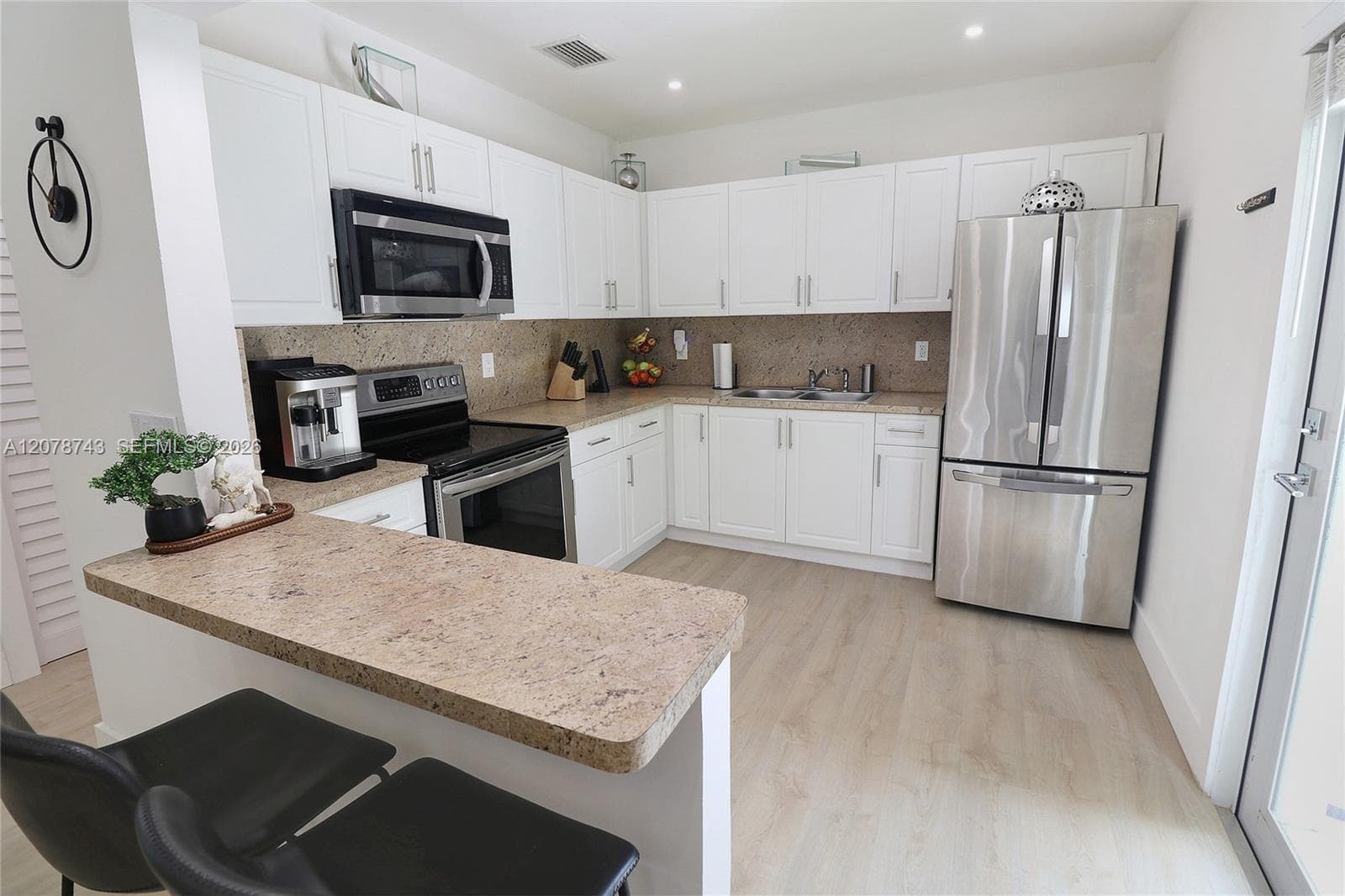 14940 Pierce St photo 9