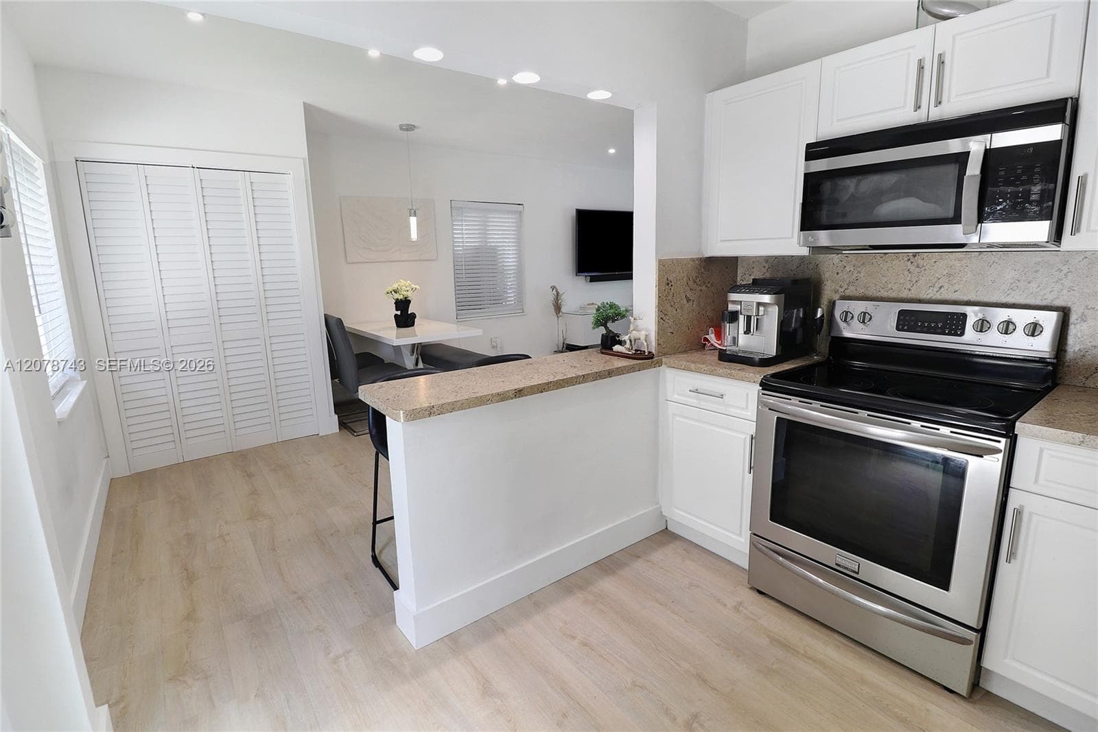 14940 Pierce St photo 11