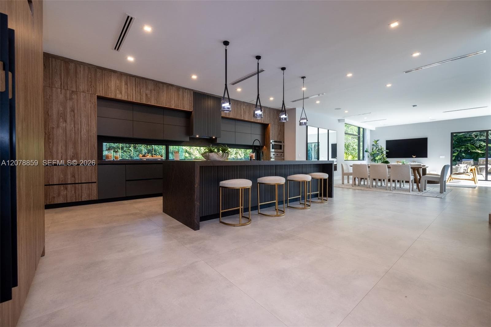 Island Kitchen/Breakfast Bar