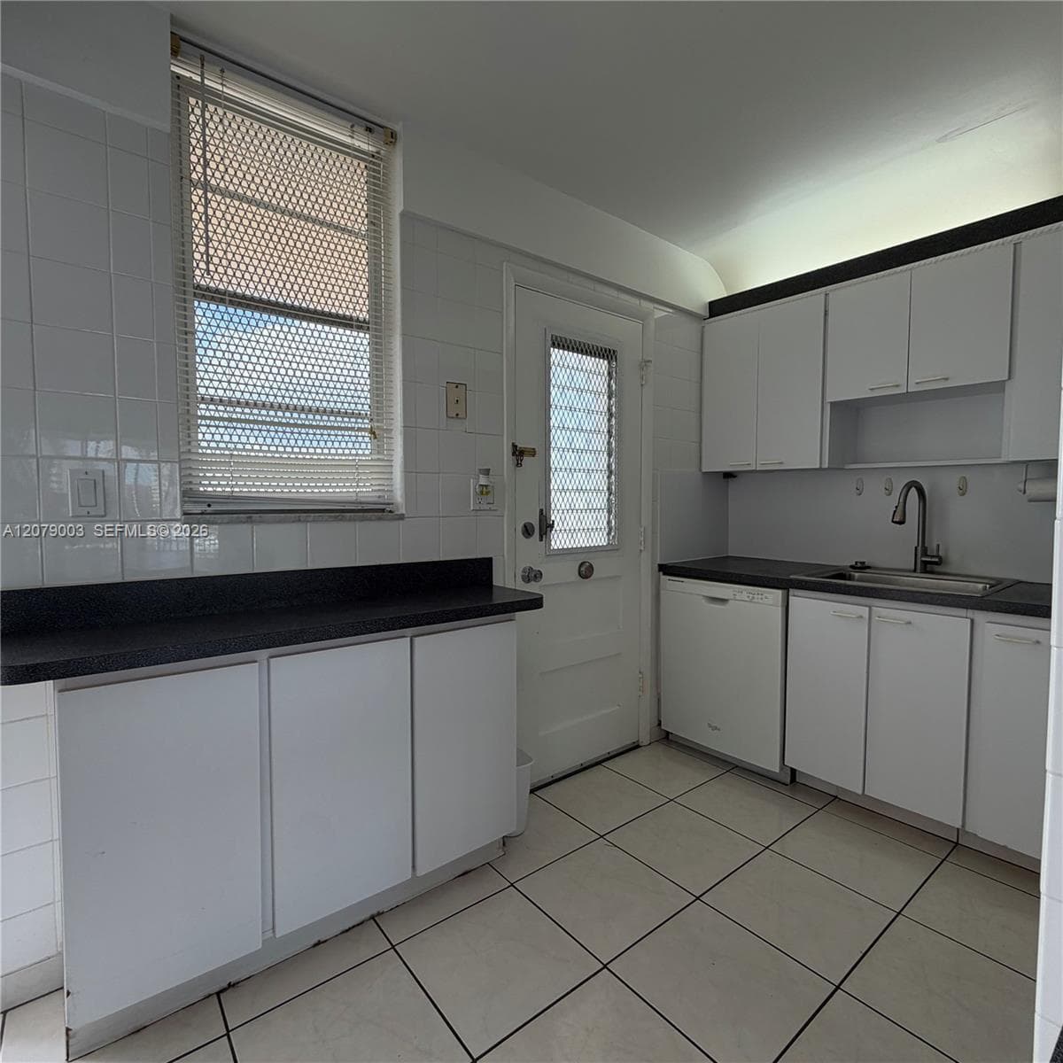 KITCHEN STOVE-MICROWAVE