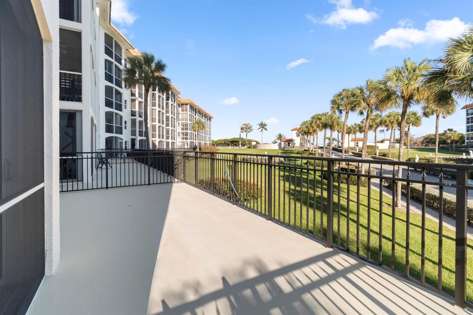 Expansive patio 2
