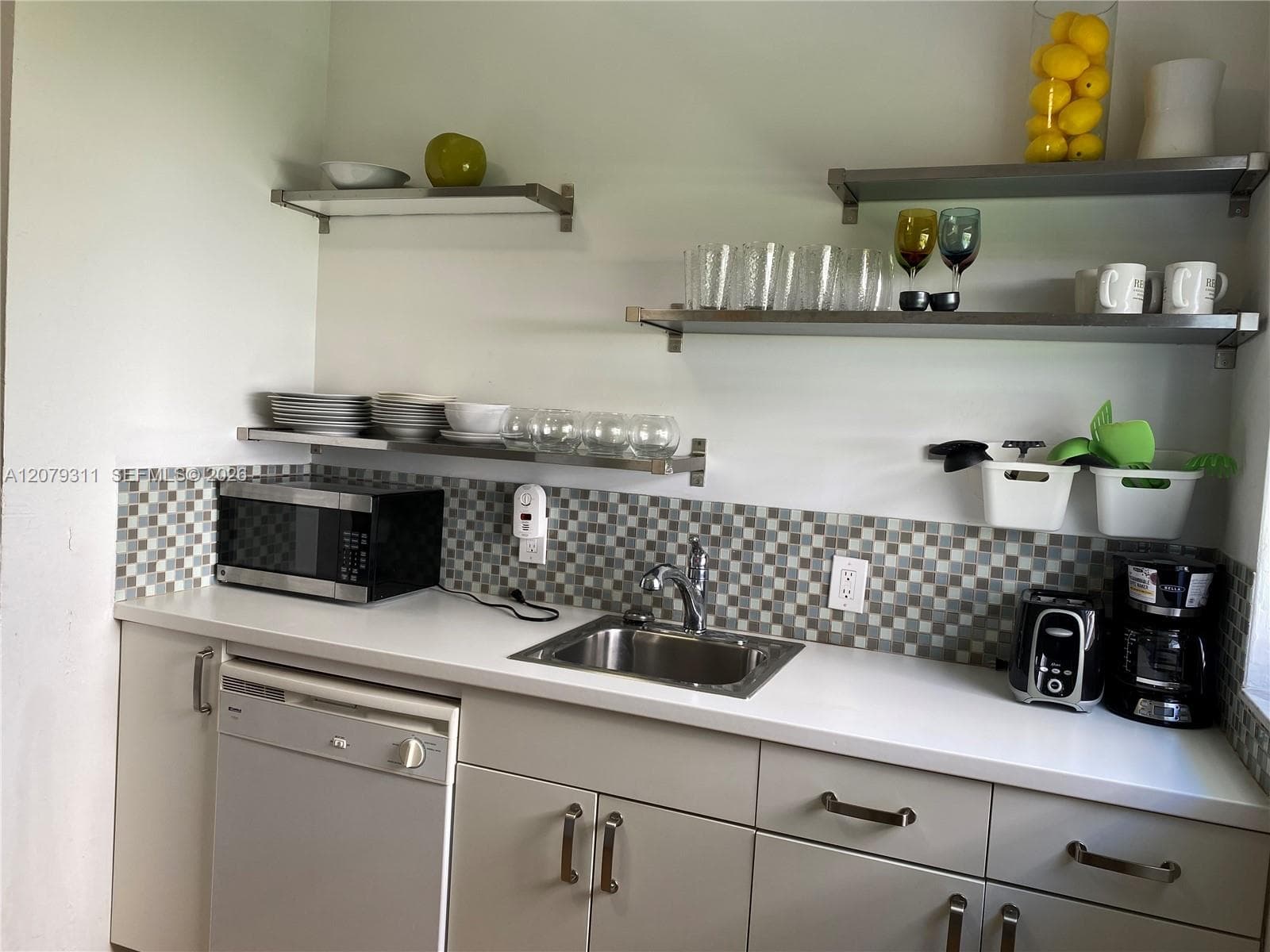 Equipped kitchen.