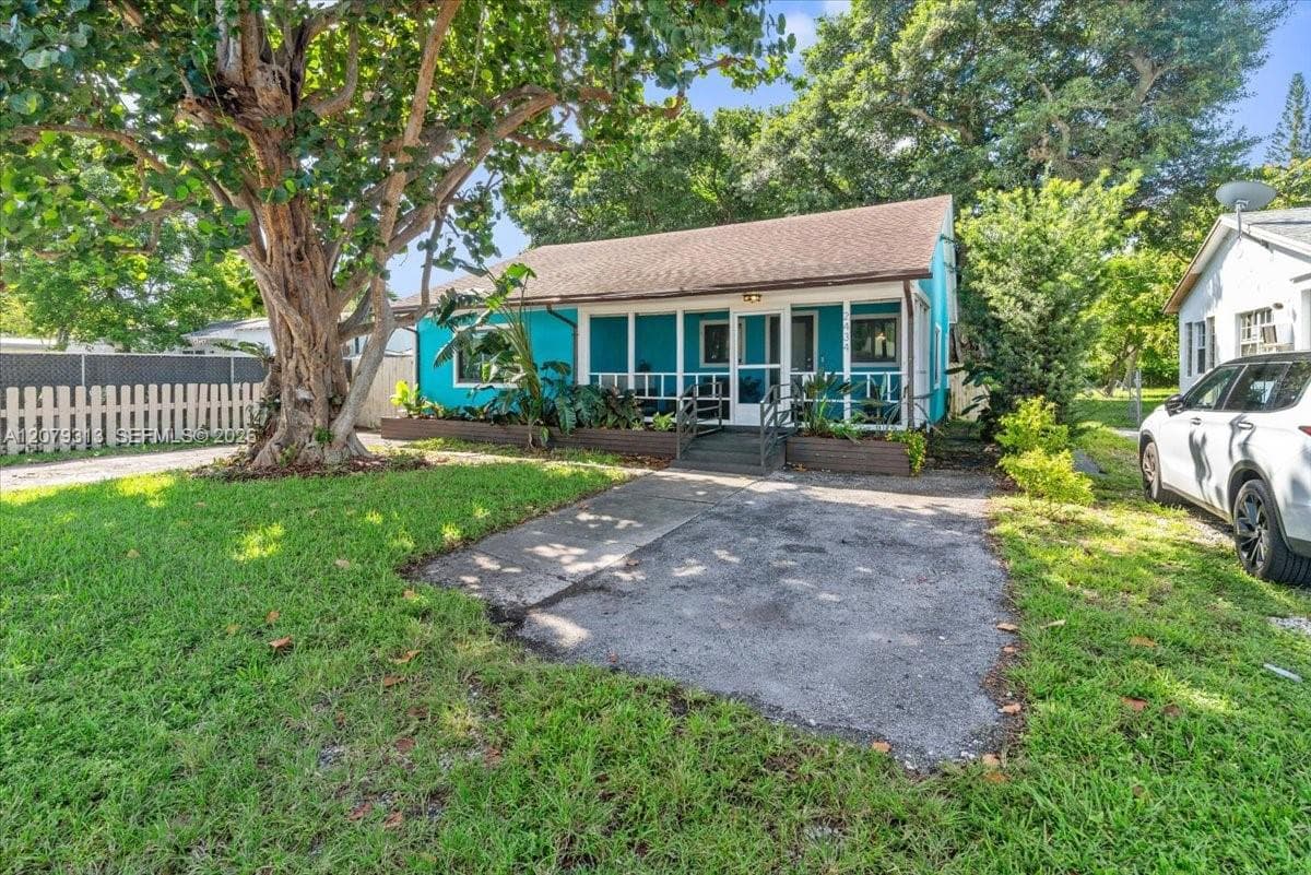 2434 Lincoln St photo 2