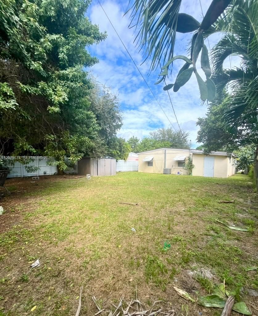 HUGE BACK YARD