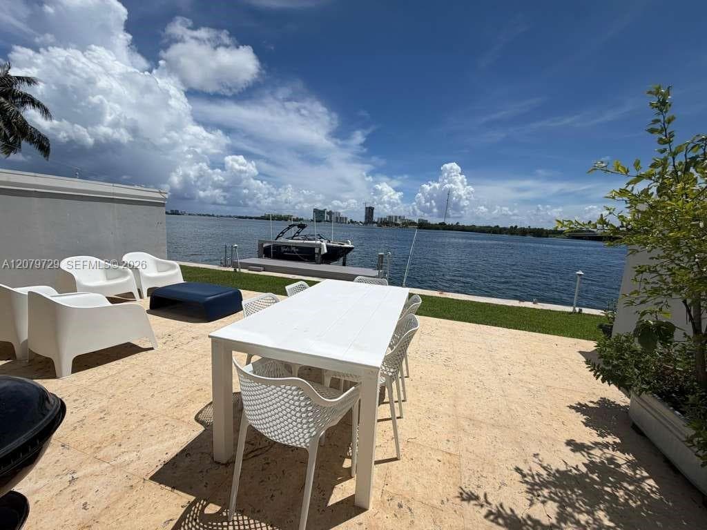 8031 NE Bayshore Ct #8031 photo 1