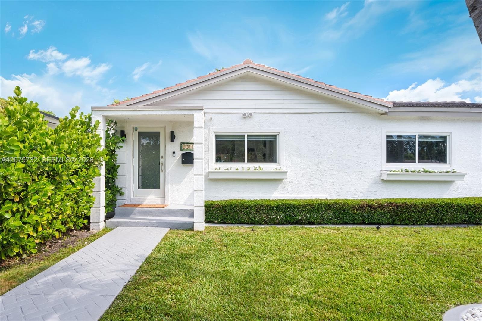 2521 SW 25th Ter photo 2
