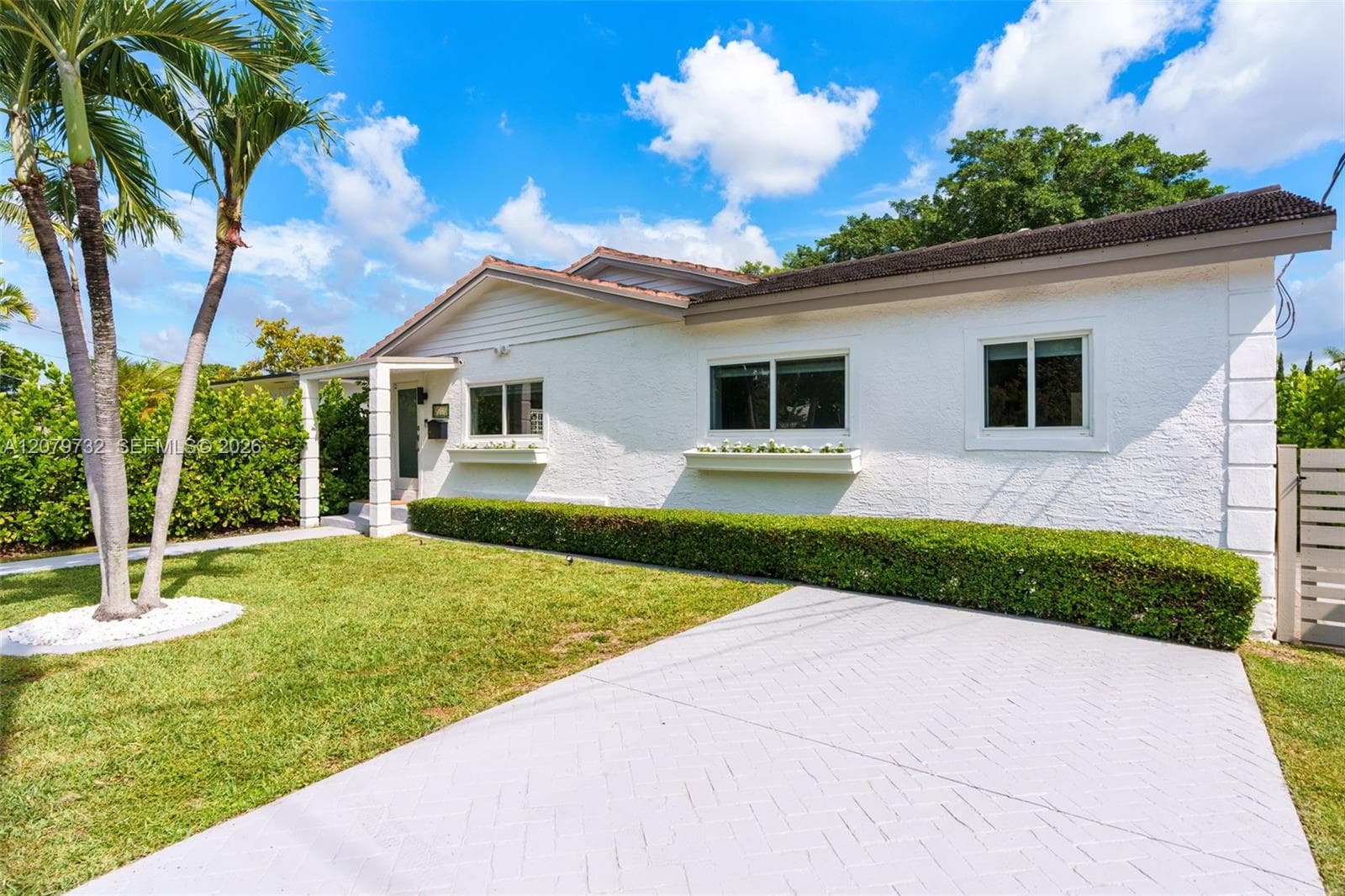 2521 SW 25th Ter photo 3