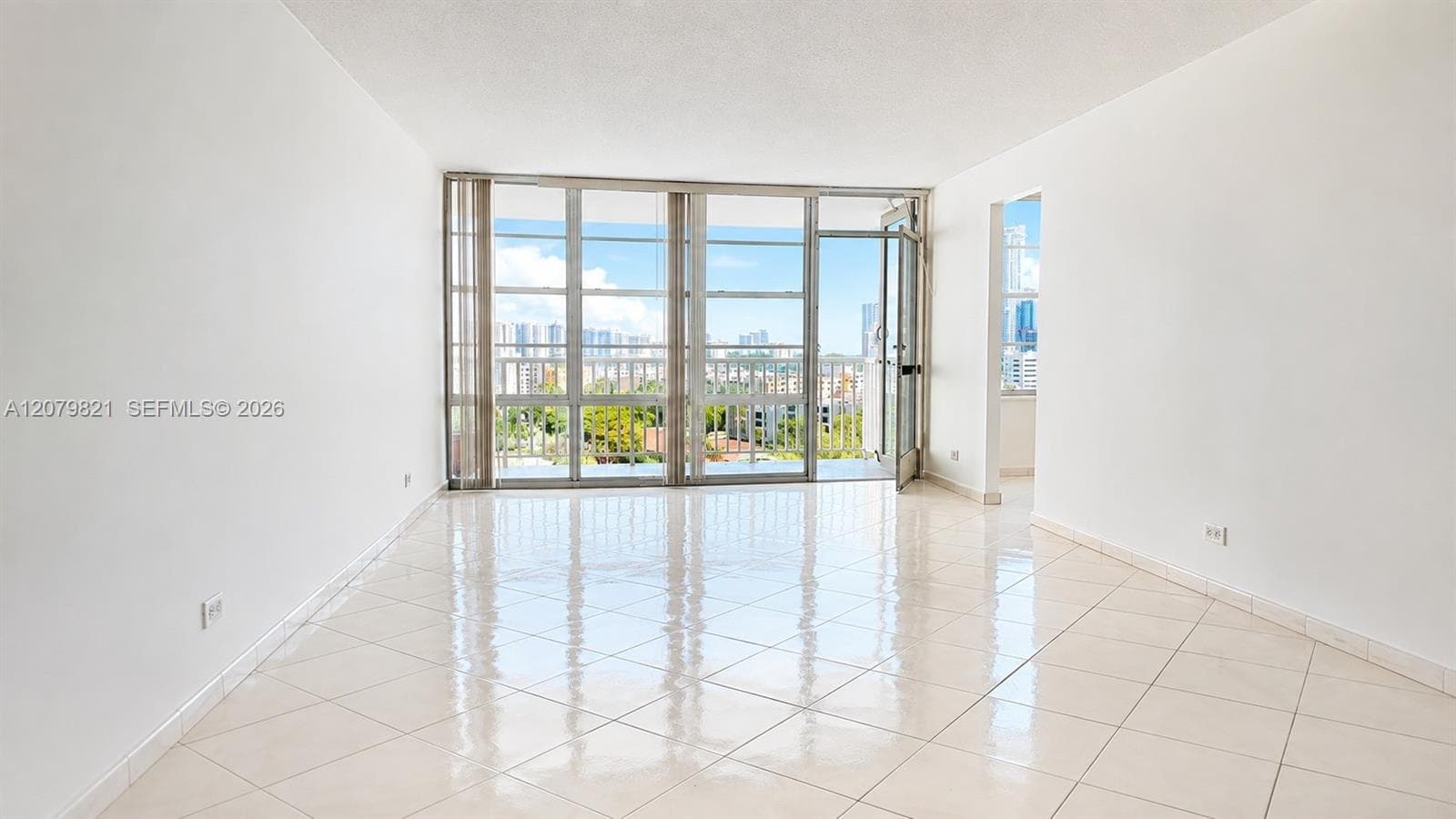 WINSTON 400 · #1215 in Sunny Isles Beach - Photo 2