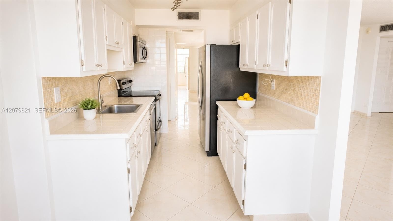 WINSTON 400 · #1215 in Sunny Isles Beach - Photo 6