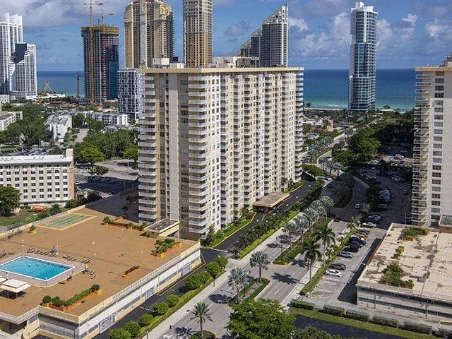 WINSTON 400 · #1215 in Sunny Isles Beach - Photo 13