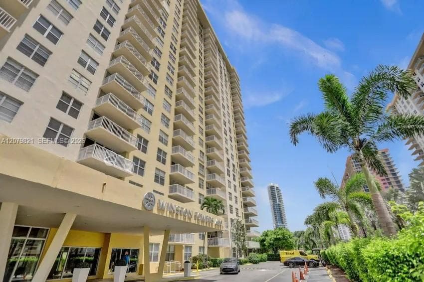 WINSTON 400 · #1215 in Sunny Isles Beach - Photo 3