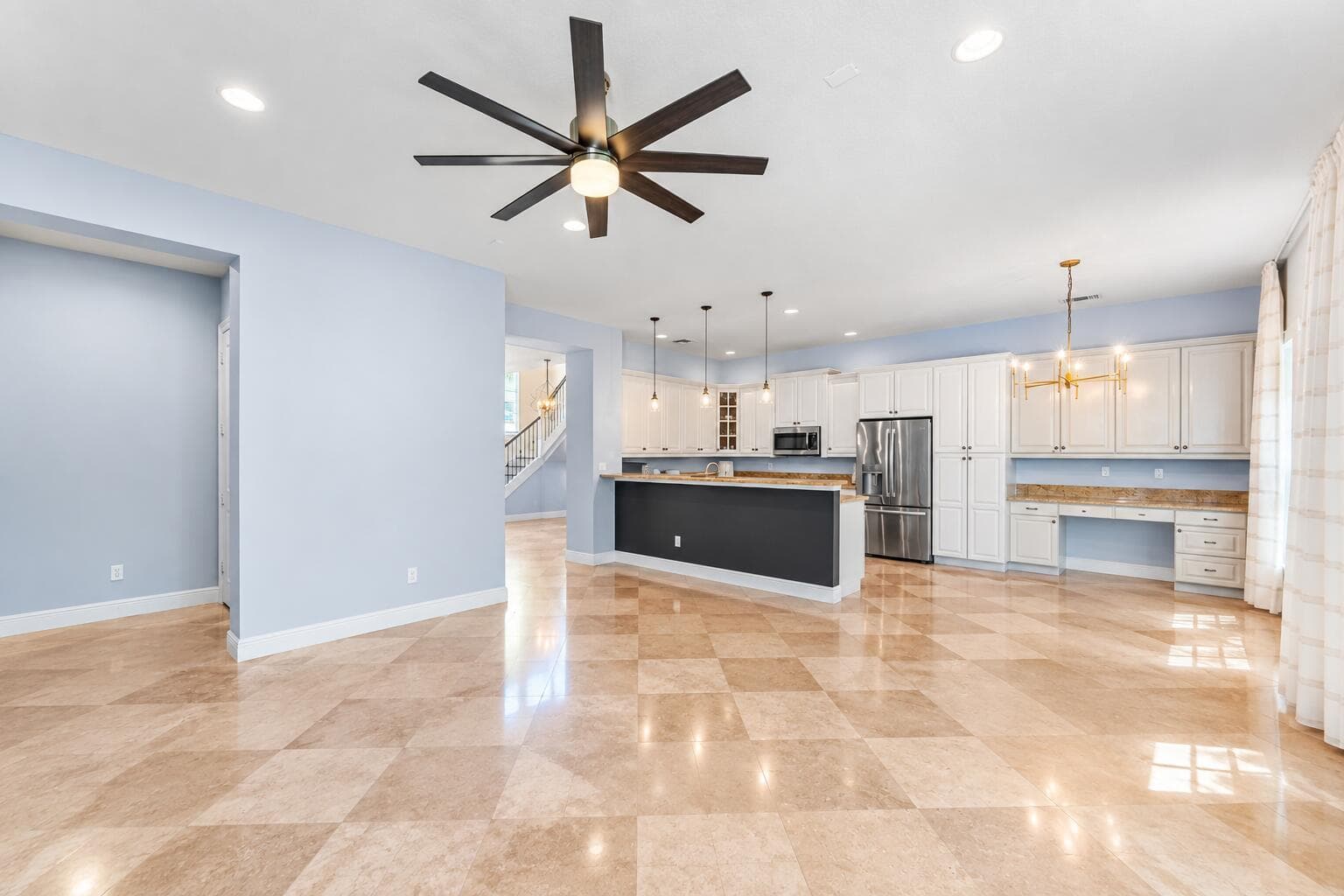 Bright Modern Open-Concept Kitchen Inter